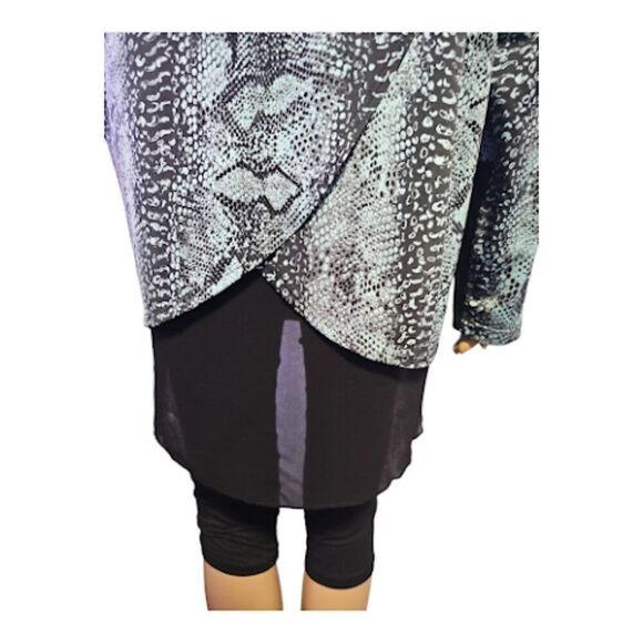 Nygard Green Snake Skin Animal Print  Tulip Back Long Line Top - Picture 5 of 6